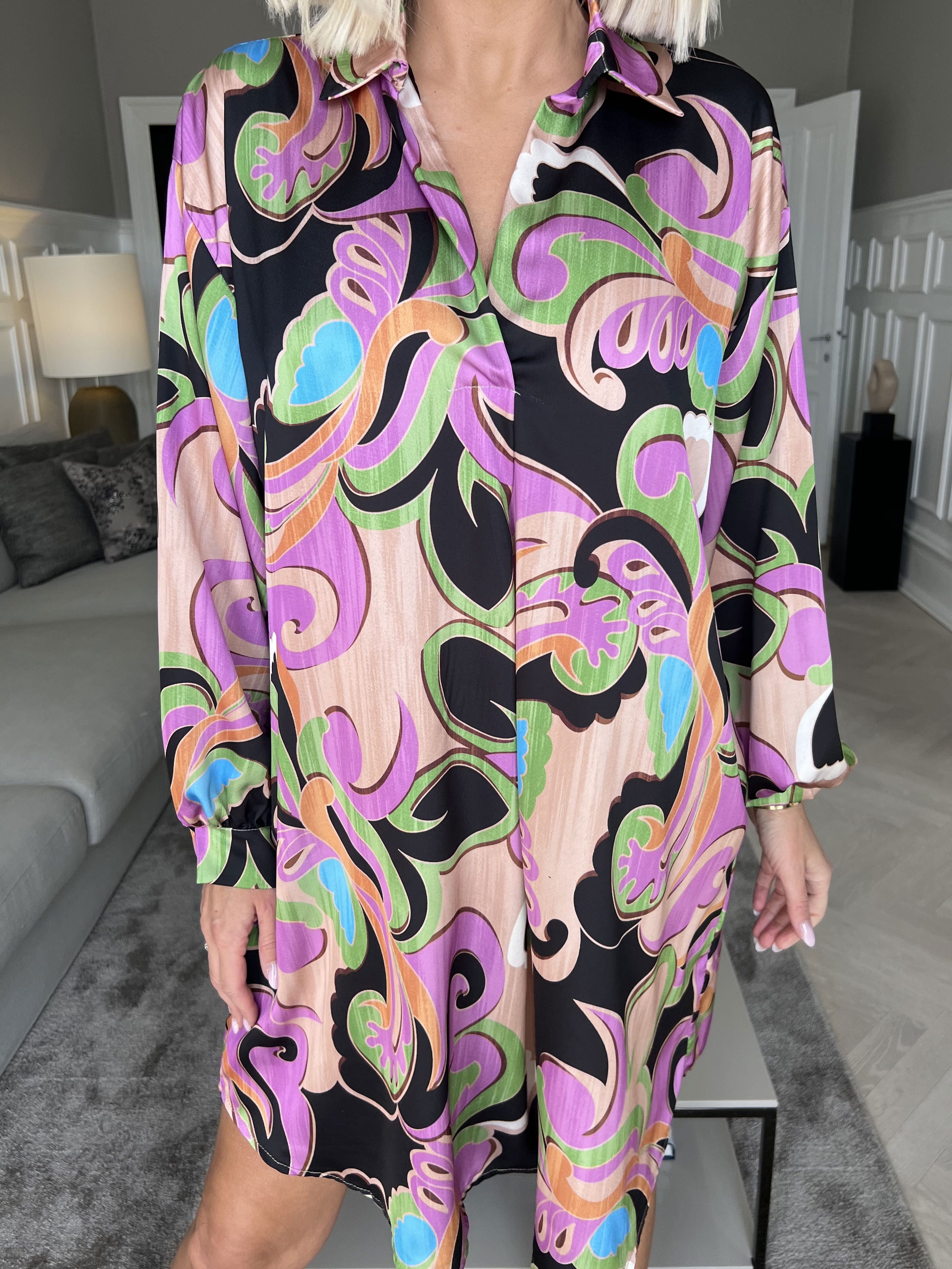 Happy Dress - Flerfärgad skjortklänning i sidenlook